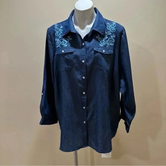 C D Daniels Embroidery with sparkl
Button Down Tshirt 100%cotton - Picture 1 of 11